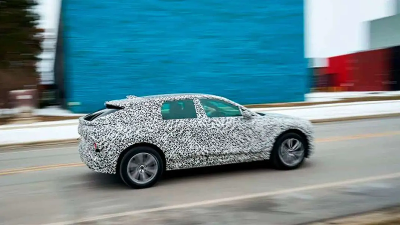 Foto del Cadillac LYRIQ realizando las primeras pruebas de carretera