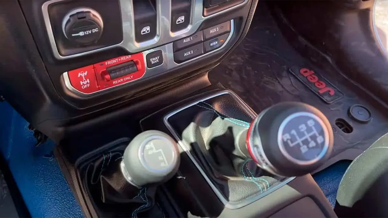 Foto del cambio de marchas del Jeep Wrangler Magneto