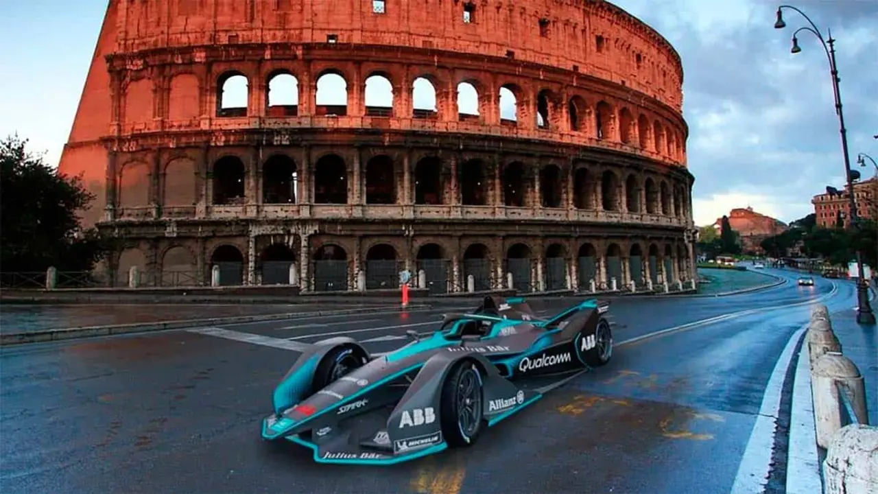 Un monoplaza de Formula E en el coliseum de Roma