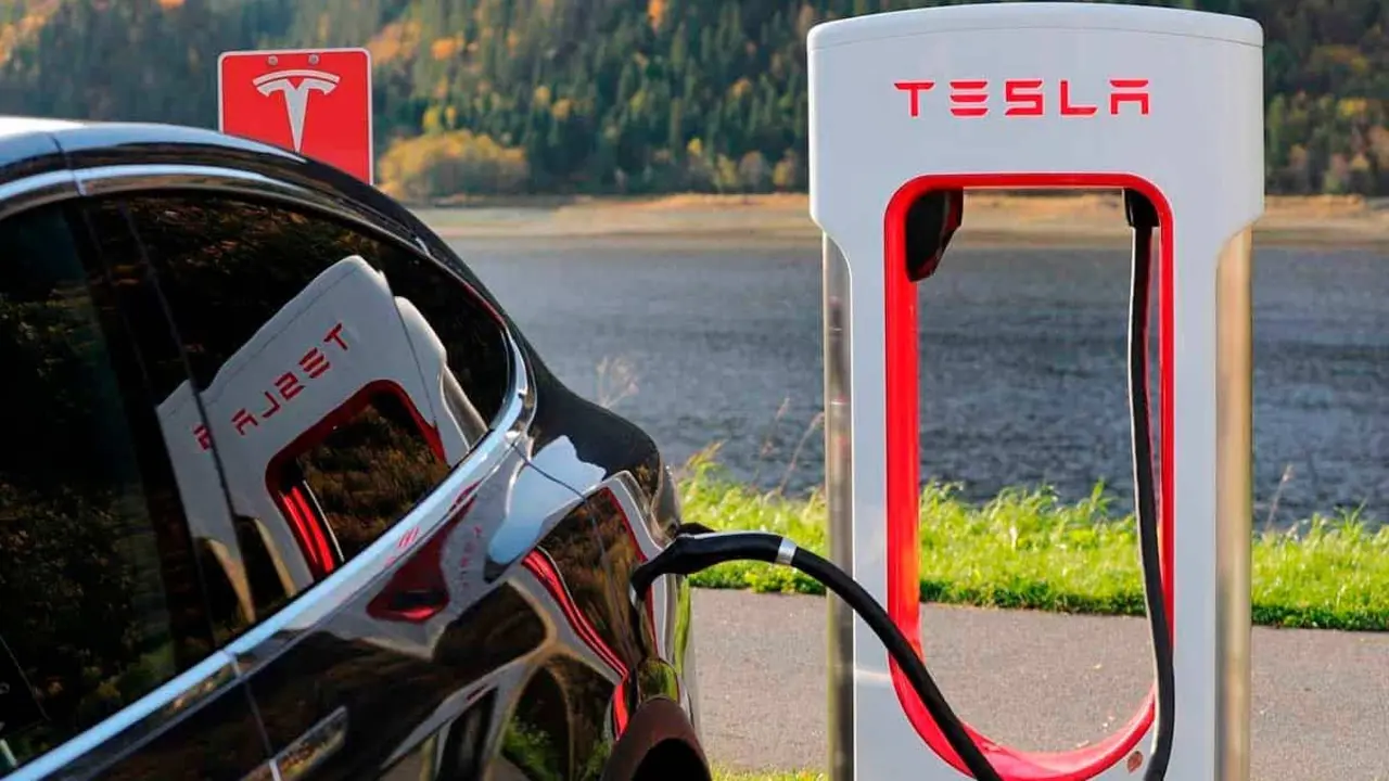 Foto de un Supercharger de Tesla