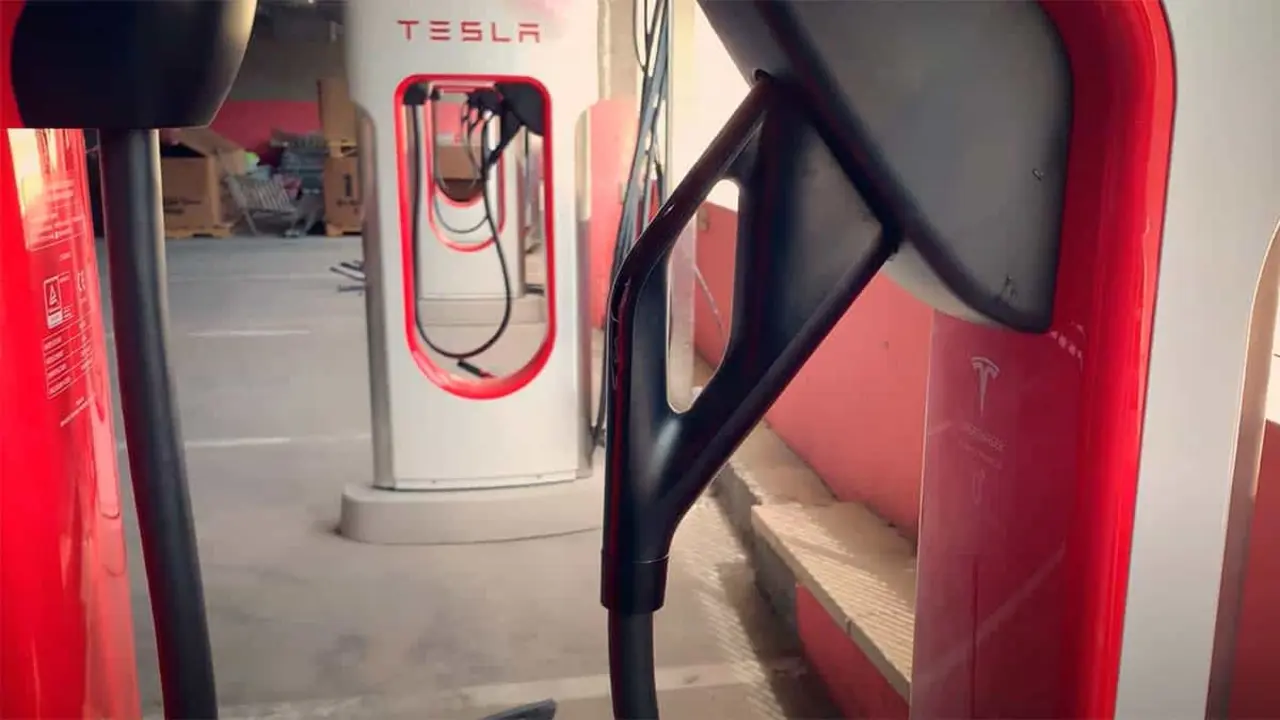 Foto de los Superchargers en Madrid Norte - Centro Comercial La Moraleja Green