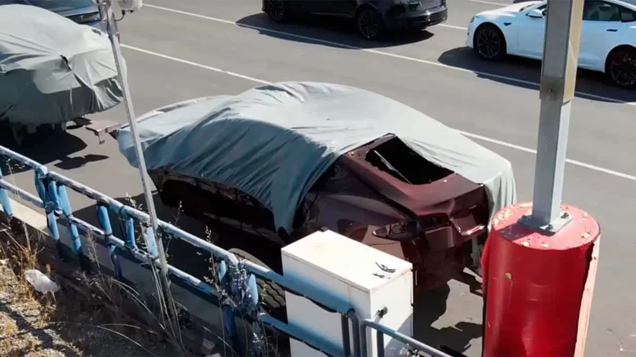 Carrocer&iacute;a de un Tesla Model S con el color Deep Crimson
