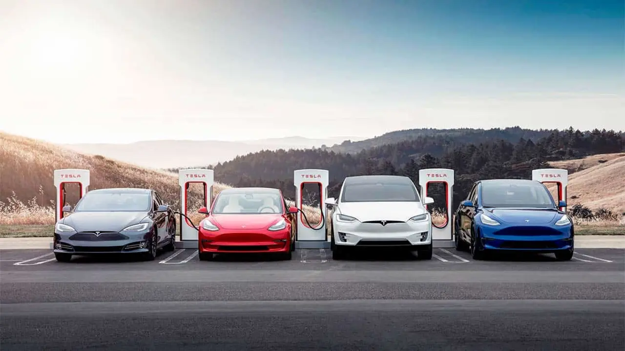 Foto de un Model S, Model X, Model 3 y Model Y cargando en un Supercharger