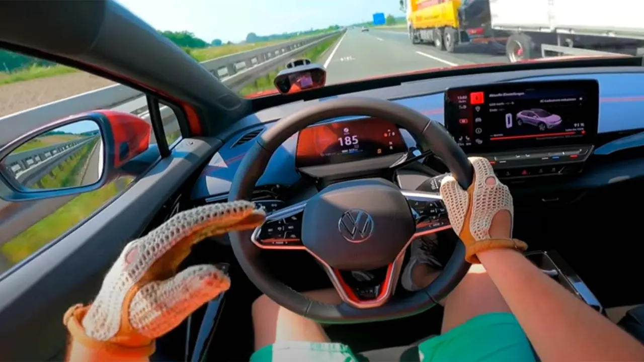 Foto de un Volkswagen ID.4 GTX en una autobahn alemana a su velocidad m&aacute;xima