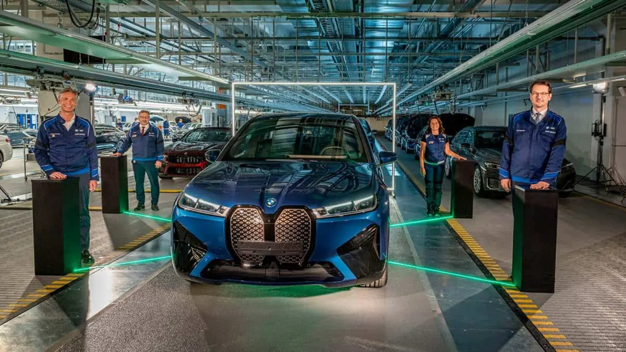 Foto de un BMW iX saliendo de la l&iacute;nea de producci&oacute;n