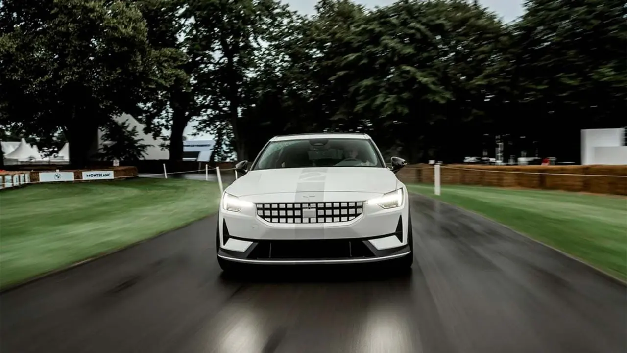 Foto del Polestar 2 modificado para el festival de velocidad de Goodwood