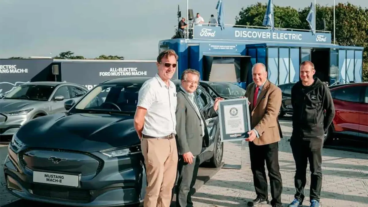 Foto de la entrega del r&eacute;cord guiness al Ford Mustang Mach-E