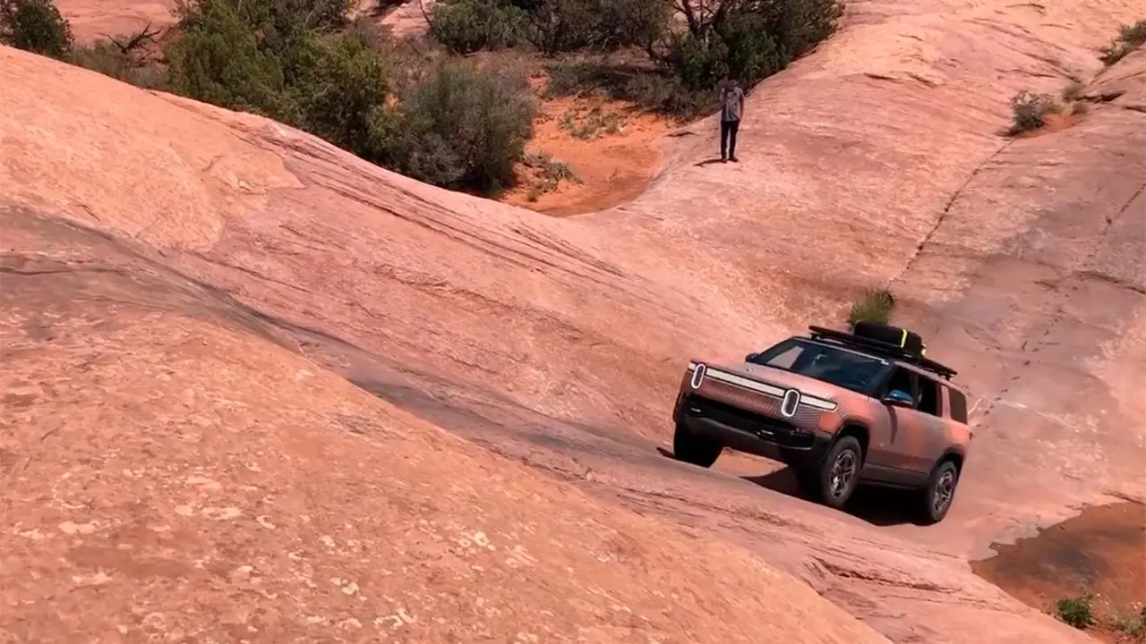 Rivian R1S subiendo una pendiente de 45 grados