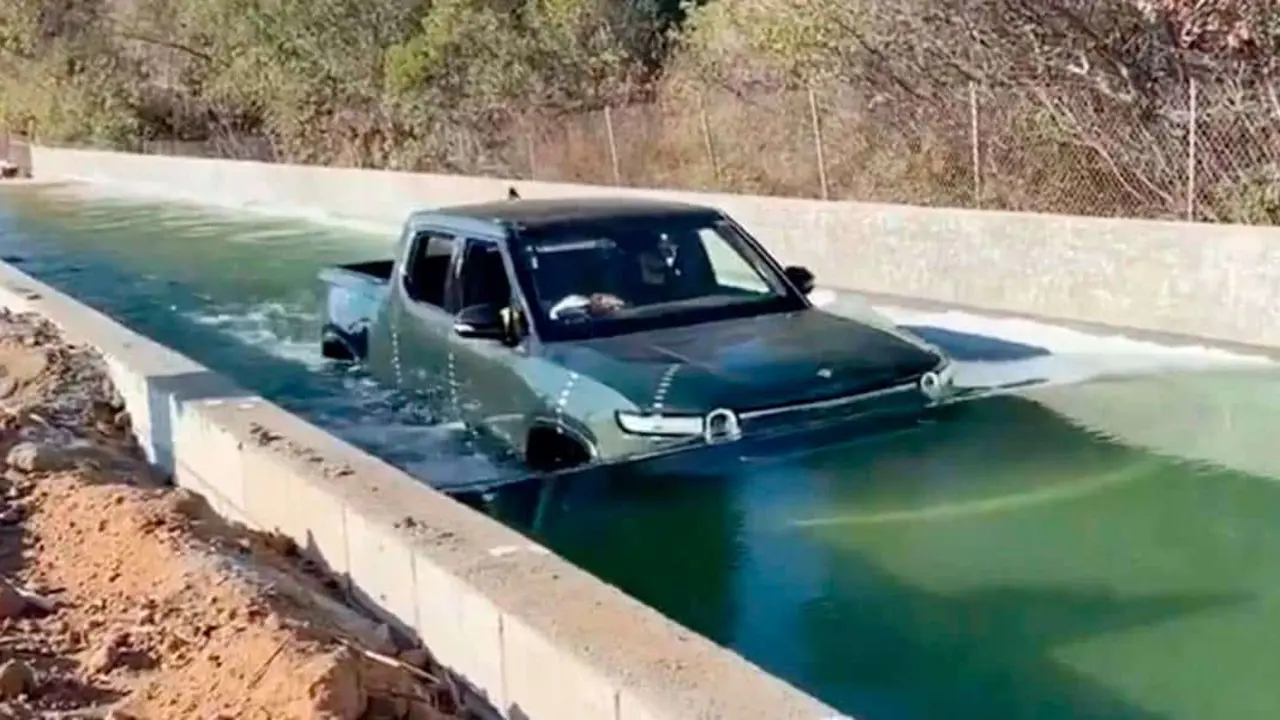 Rivian R1T bajo el agua