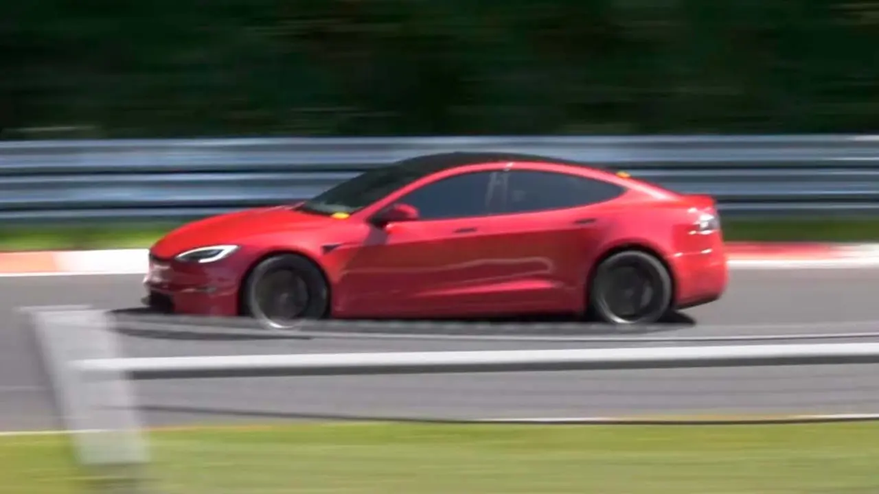 Foto del Tesla Model S Plaid en el circuito de Nurburgring