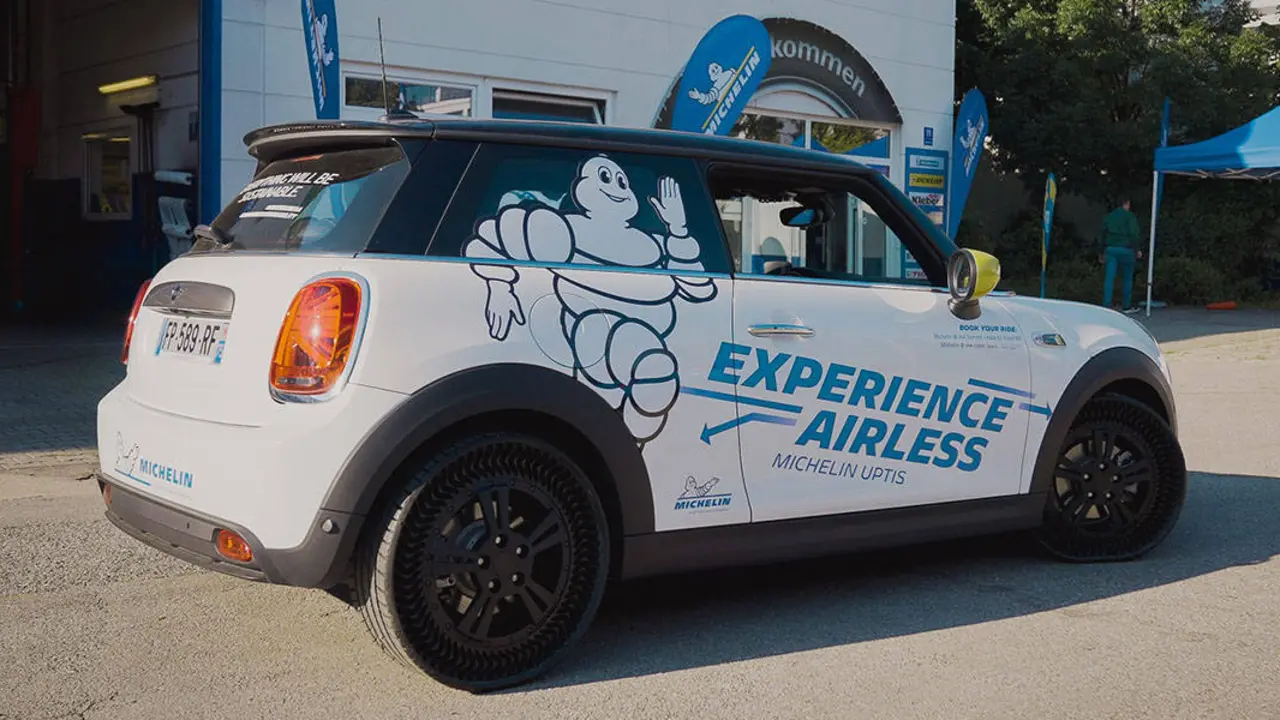 Neumaticos-Michelin-Uptis-sin-aire_prueba-Mini-Electric_IAA-Mobility-2021