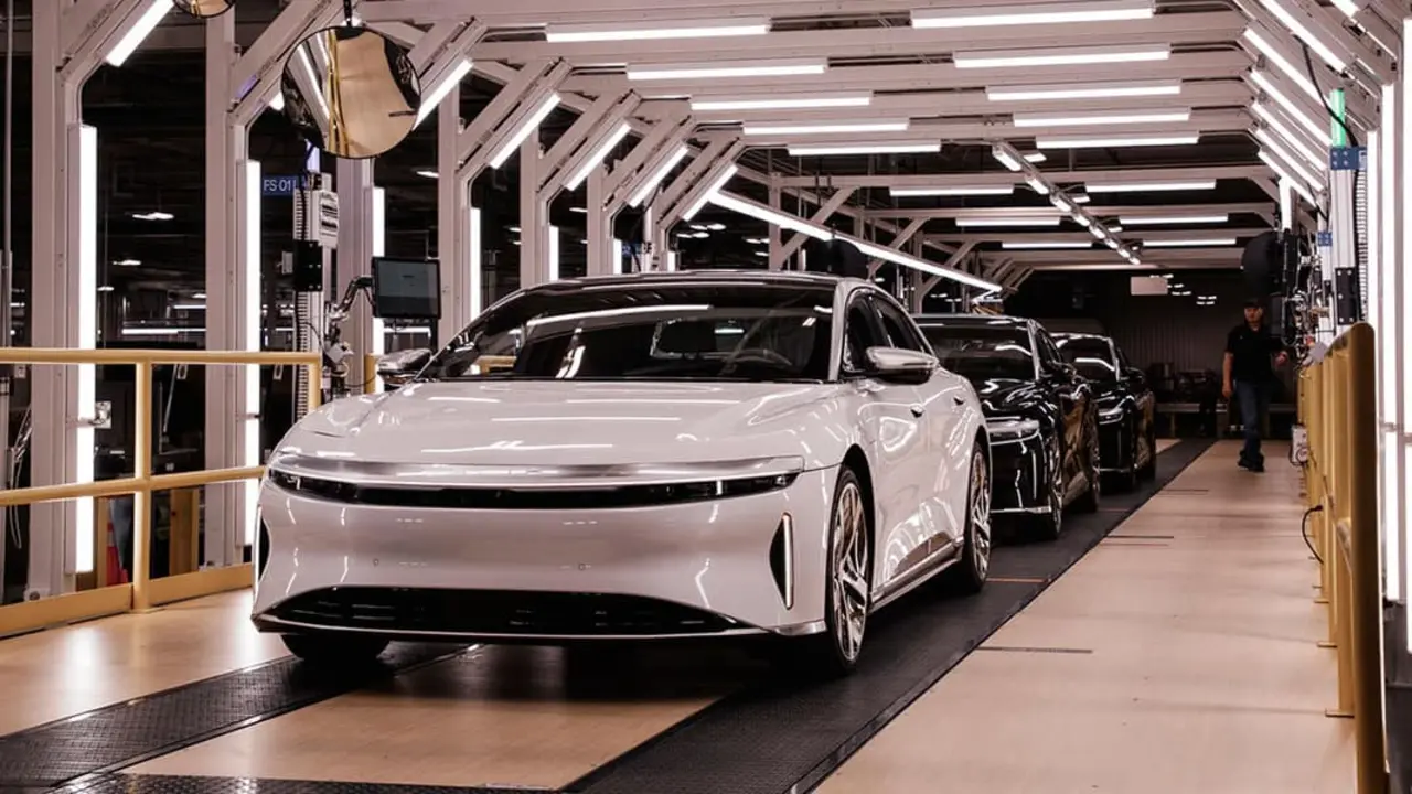 Primeros-vehiculos-Lucid-Air-clientes-fabricados