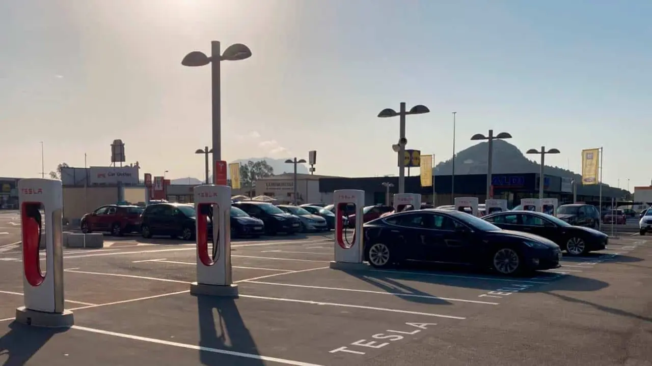Foto de los Superchargers de Tesla en Ondara (Alicante)