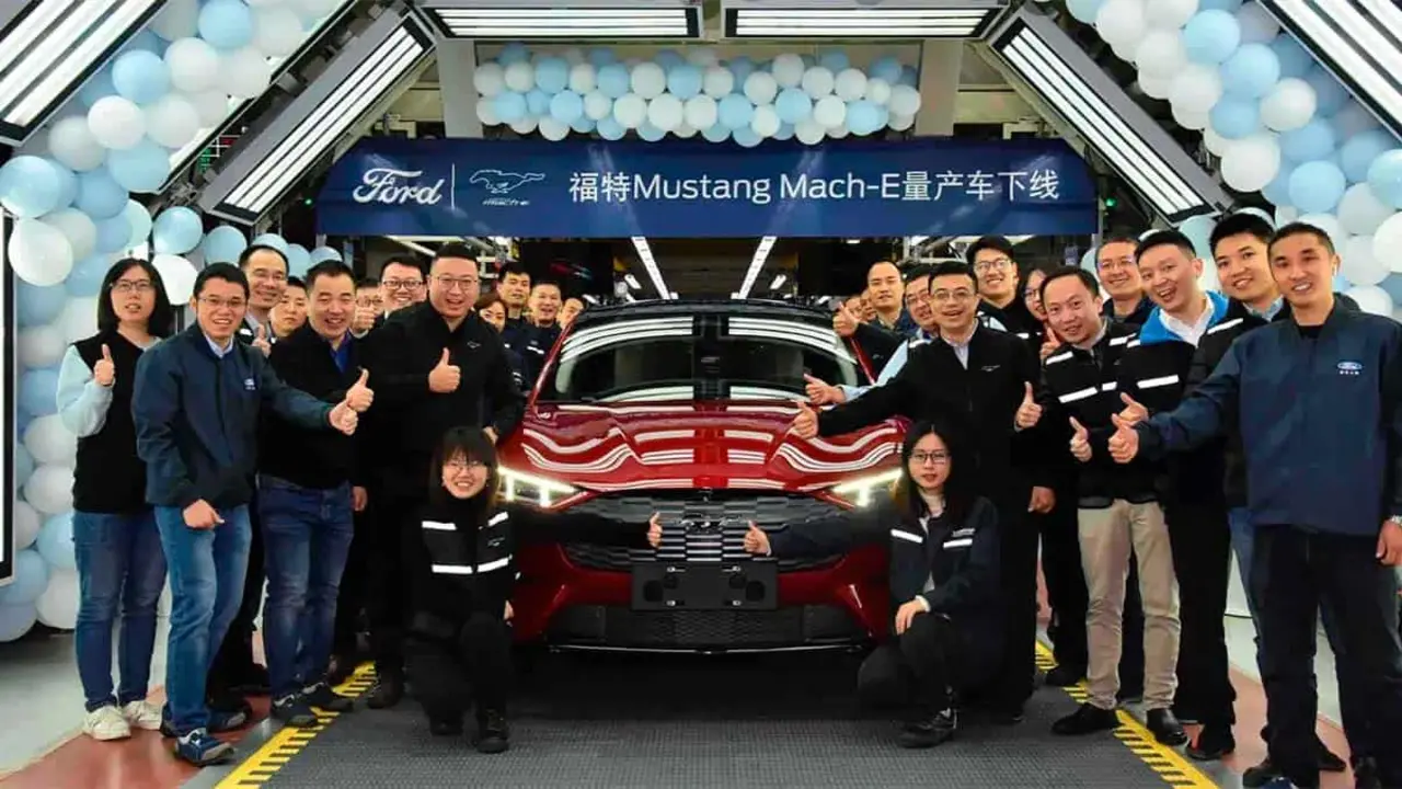 Foto del primer Ford Mustang Mach-E fabricado en China