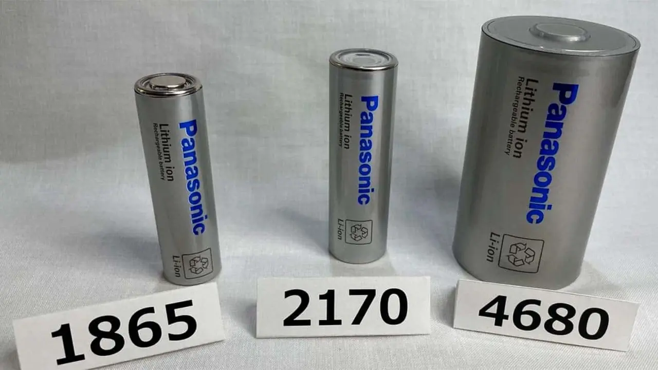 Foto de las diferentes celdas de bater&iacute;a de Panasonic, tipo 1865, tipo 2170 y tipo 4680