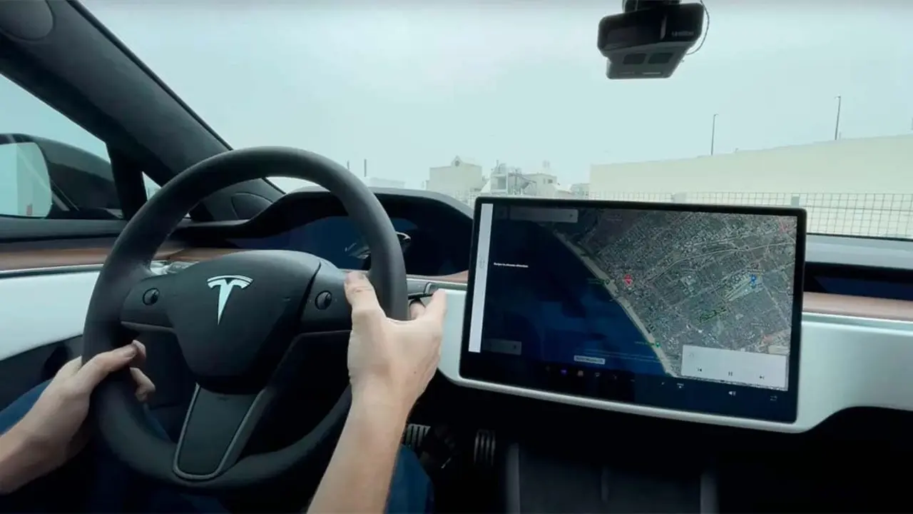 Volante de un Tesla Model 3 instalado en un Tesla Model S Plaid