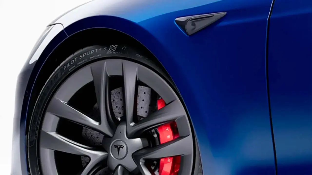 Foto de los frenos cer&aacute;micos de carbono para el Tesla Model S Plaid
