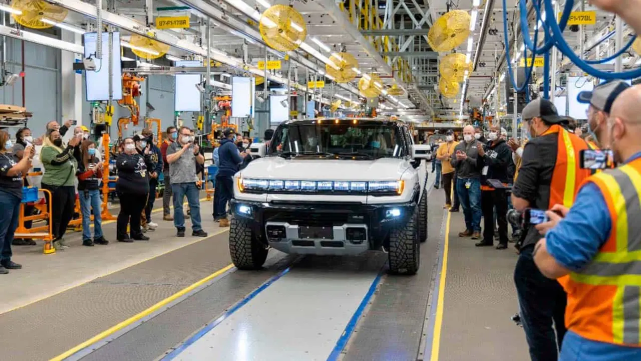 Primer Hummer EV Edition 1 que sale de la f&aacute;brica rumbo a sus clientes