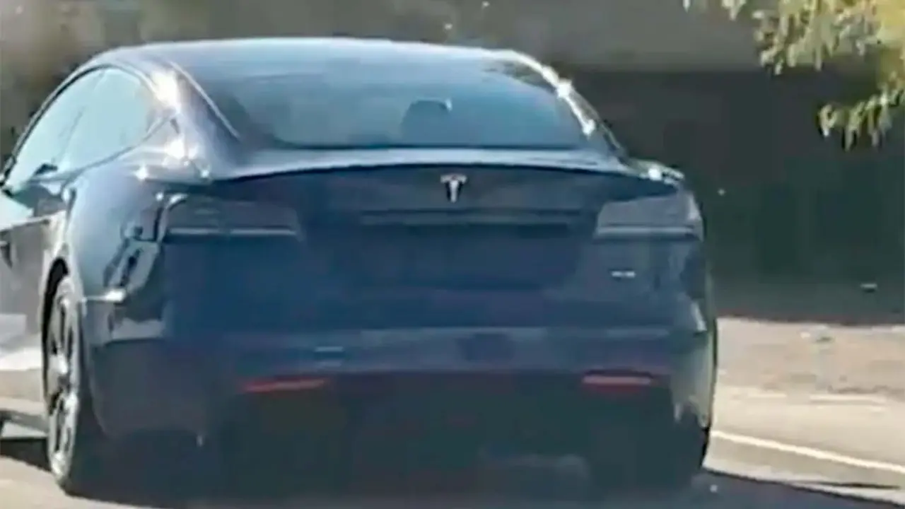 Prototipo del Tesla Model S con nuevo puerto de carga y luces traseras