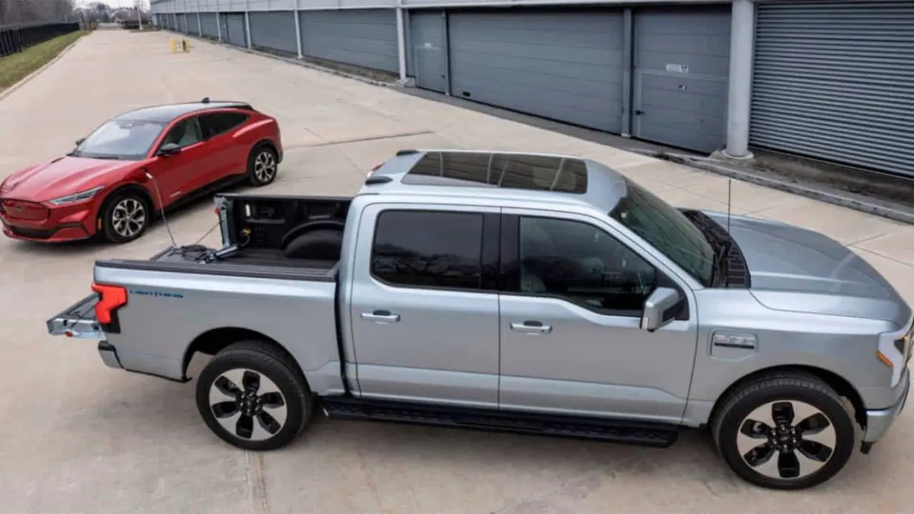 Foto de la Ford F-150 Lightning cargando un Mustang Mach-E