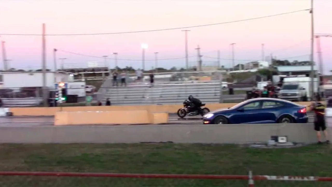 Carrera entre un Tesla Model S Plaid y una Harley-Davidson LiveWire