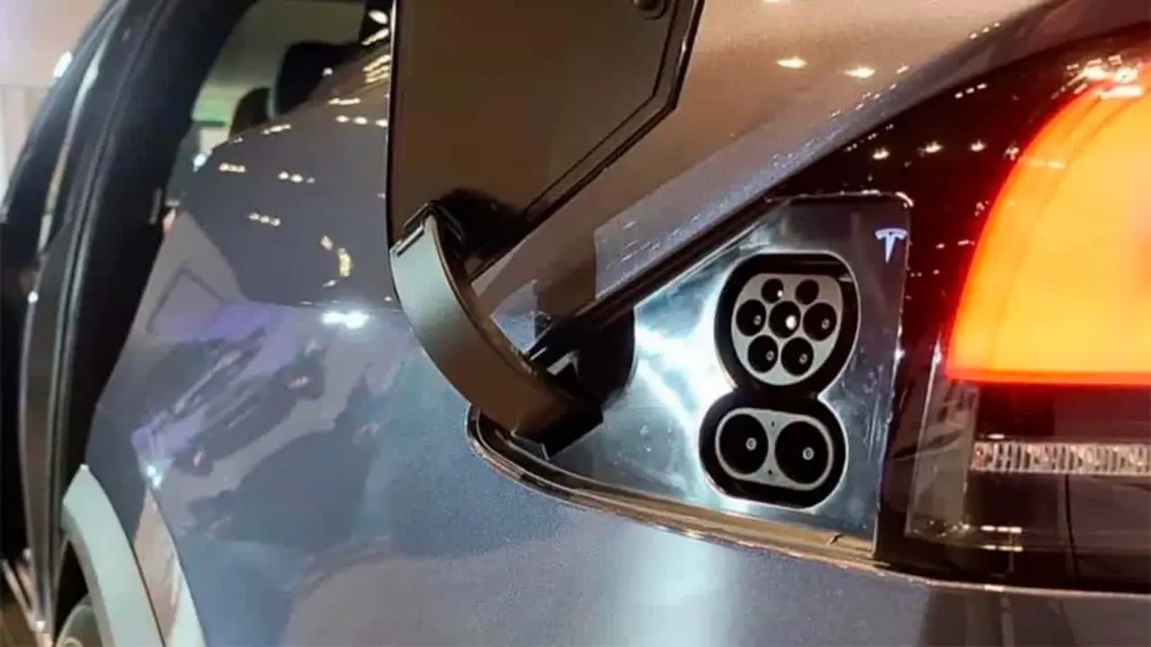 Puerto de carga CCS en un Tesla Model X