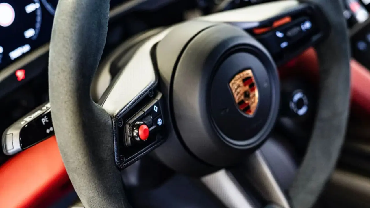 Porsche-Taycan-Turbo-S_Safety-Car-Formula-E-octava-temporada_interior-3