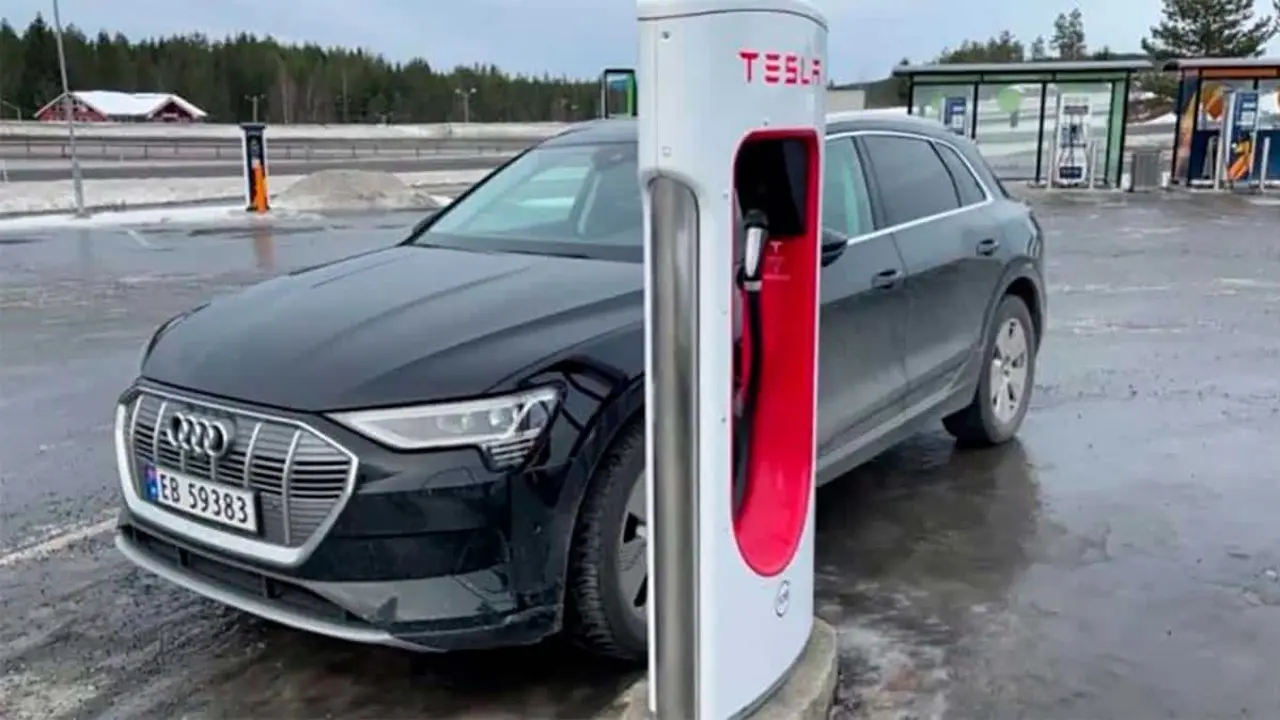 Audi e-Tron cargando en un Supercharger de Tesla en Noruega