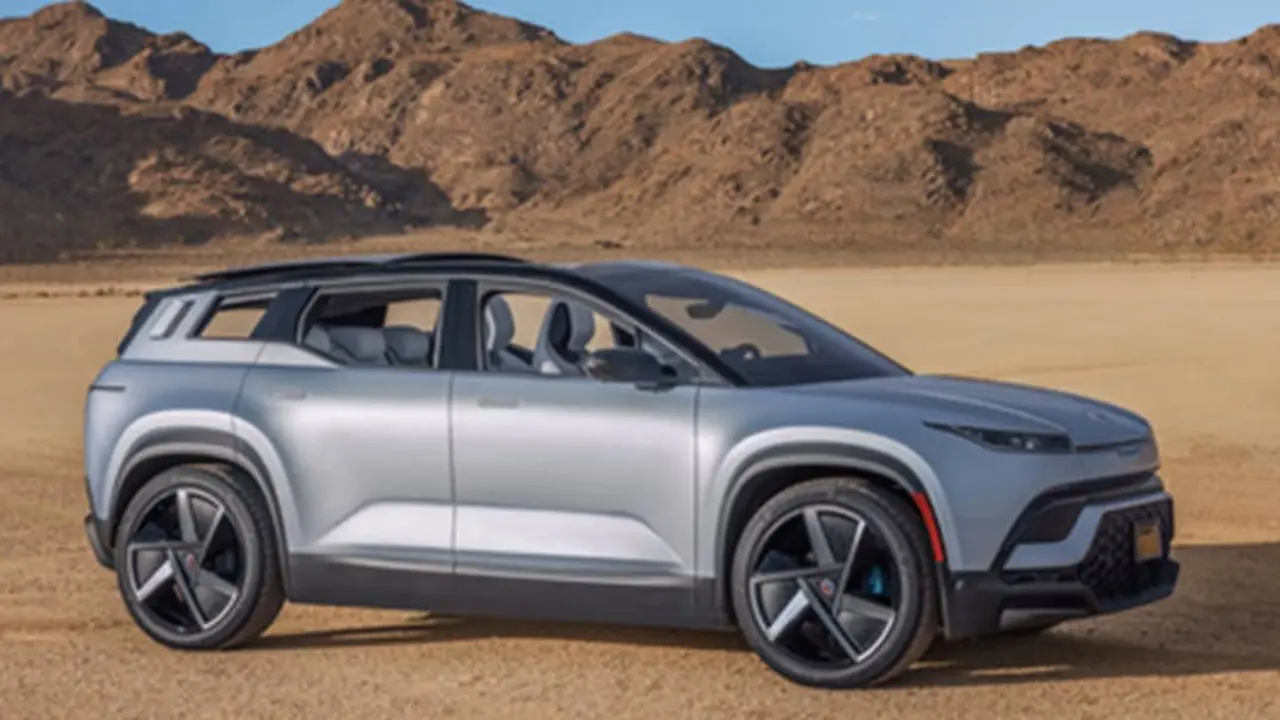 Foto del Fisker Ocean en el desierto