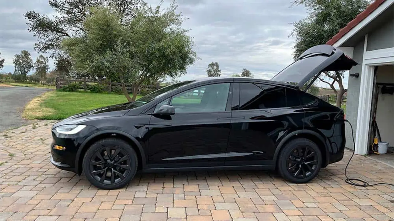 Tesla Model X de 2022 con la configuraci&oacute;n de 5 plazas