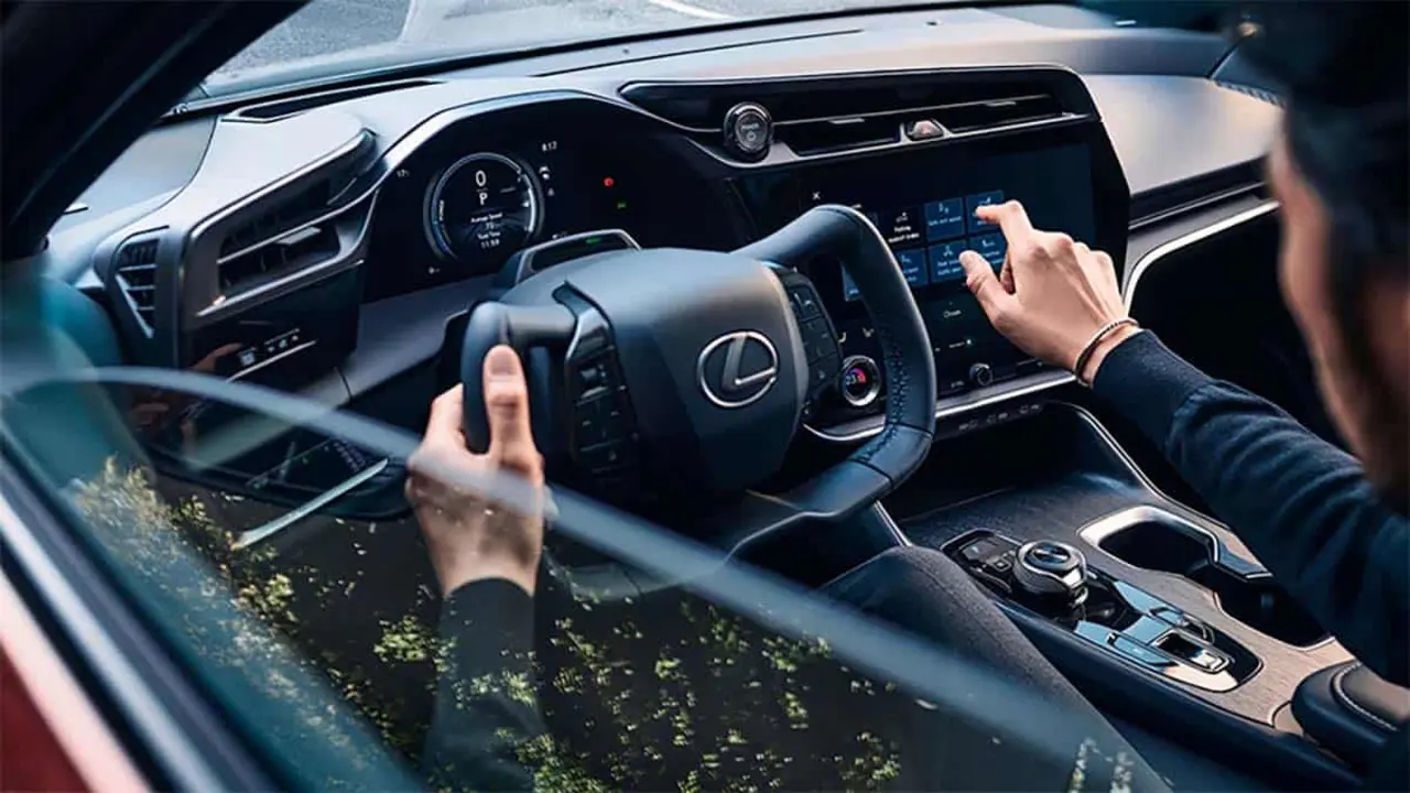 Interior y volante del Lexus RZ 450e