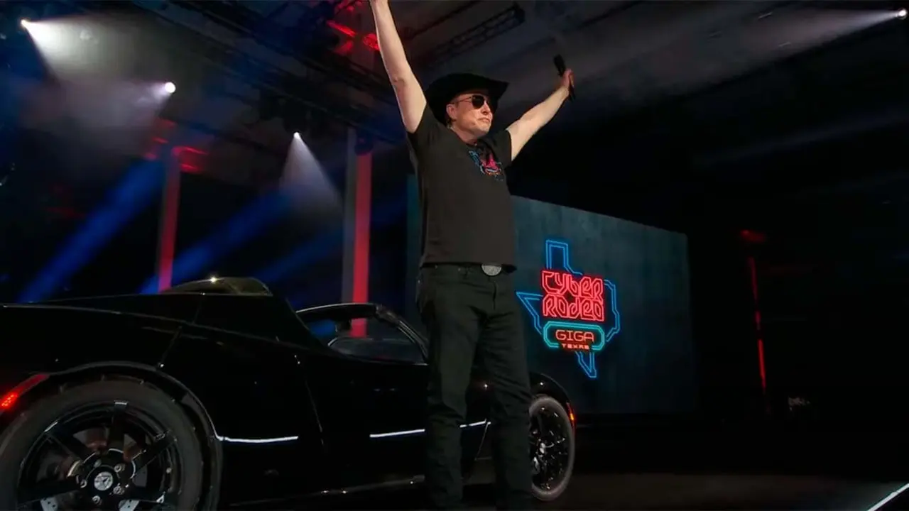 Elon Musk presentando el evento Cyber Rodeo en la Giga Texas