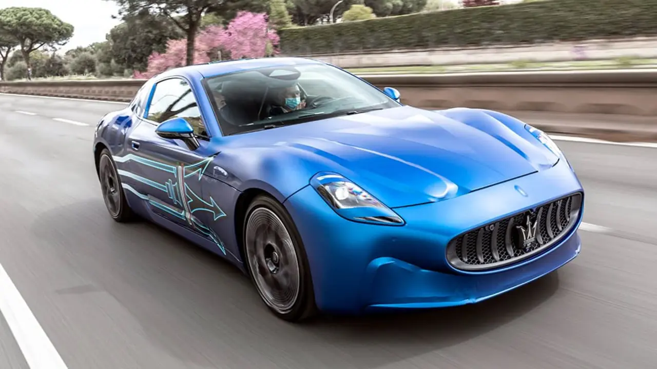 Masetati-GranTurismo-Folgore_conduciendo-CEO-Stellantis-Carlos-Tavares_carretera