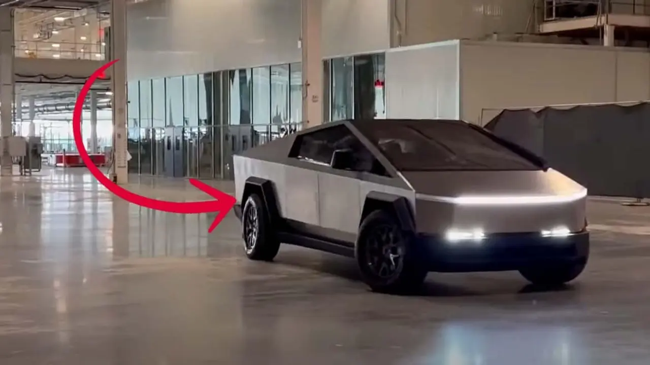 Tesla Cybertruck  marcha atr&aacute;s mostrando direcci&oacute;n ruedas traseras