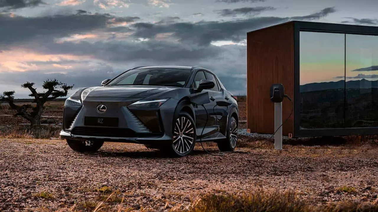 lexus-rz-cargando