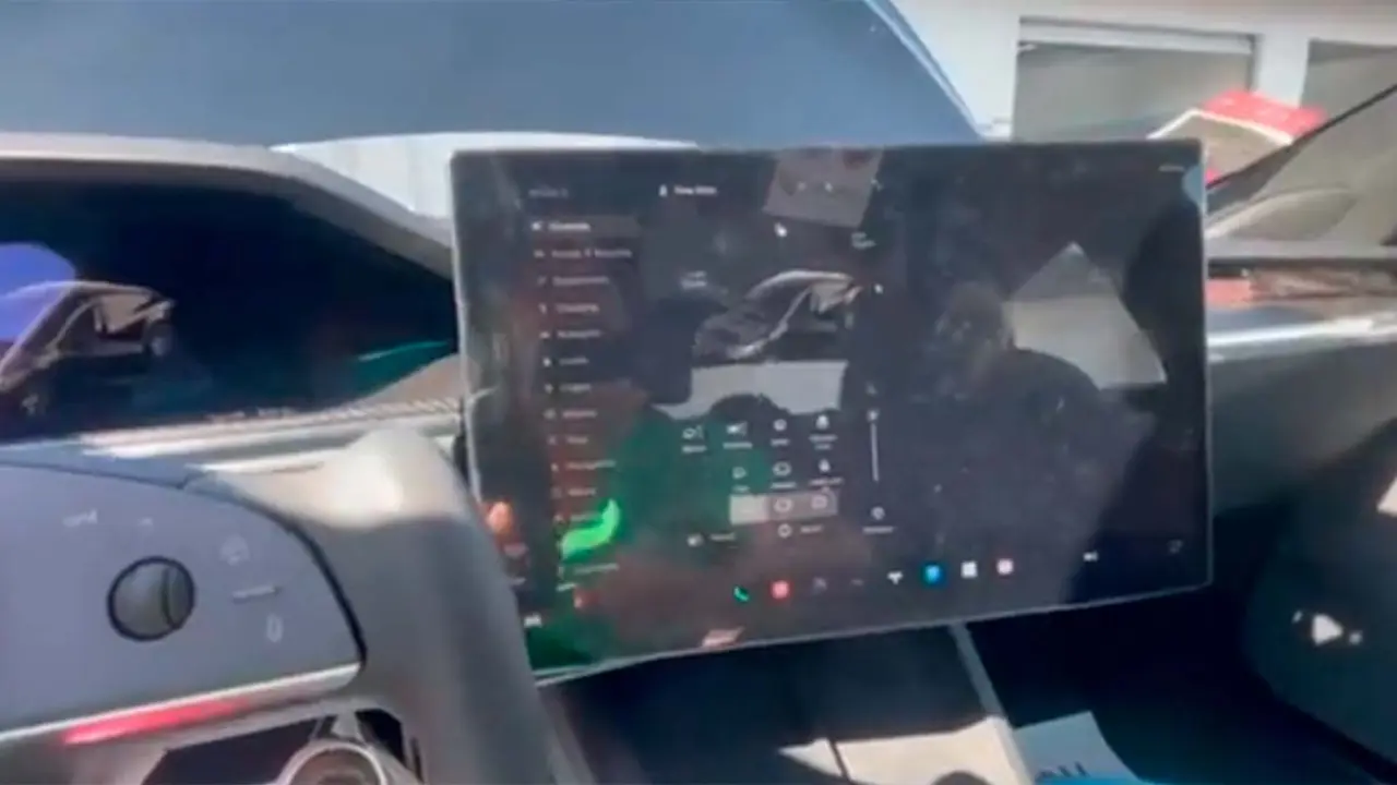 Pantalla giratoria y robotizada en el nuevo Tesla Model S y Model X