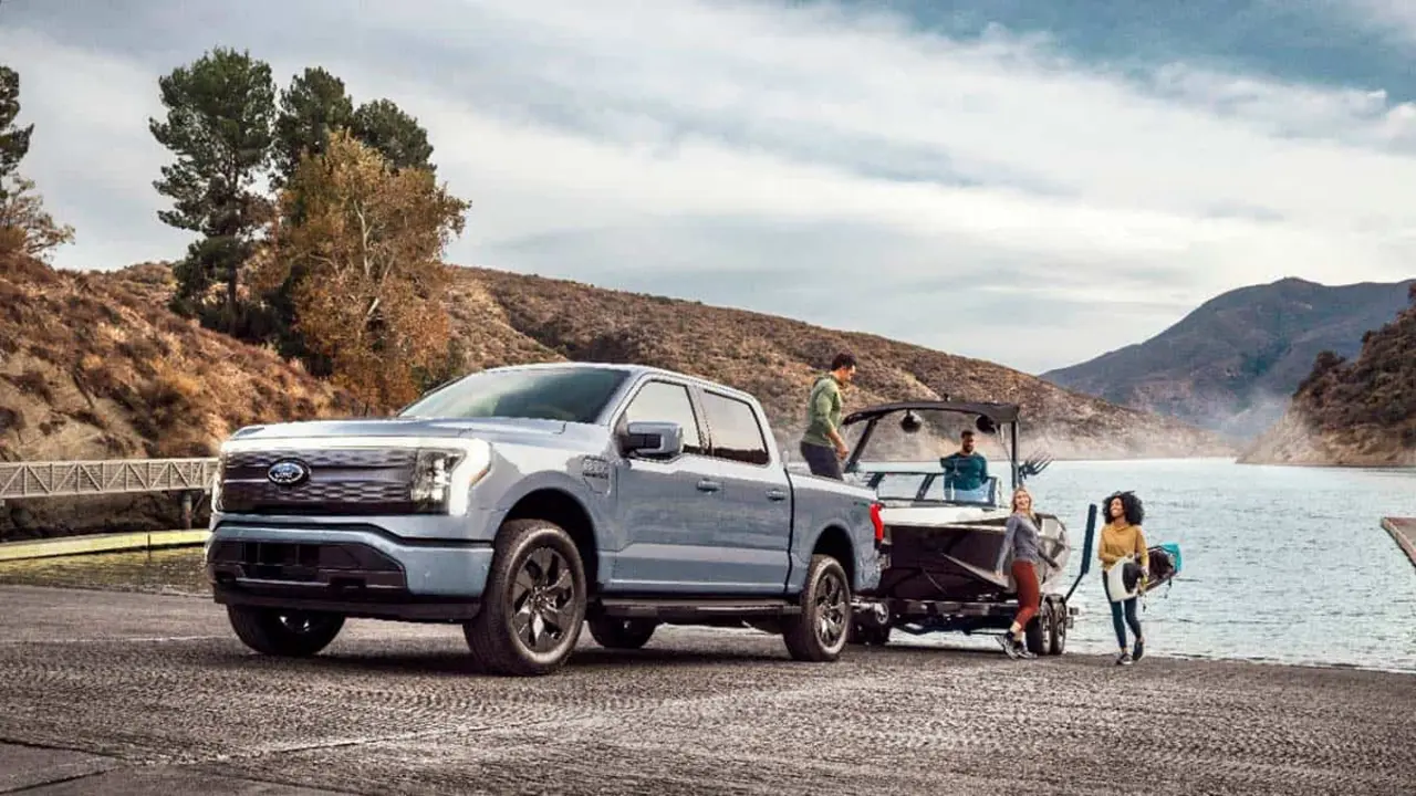 Ford F-150 Lightning remolcando un barco