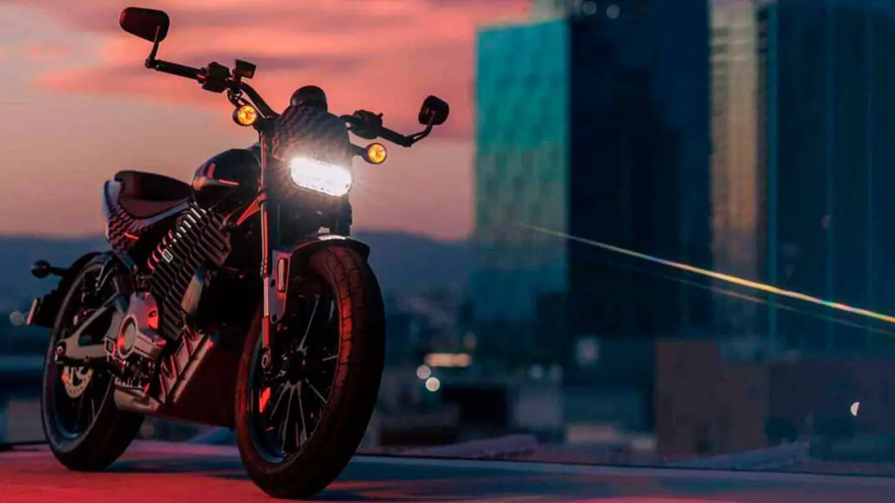 Nueva-motocicleta-electrica-Harley_Davidson-LiveWire-Del-Mar_luces