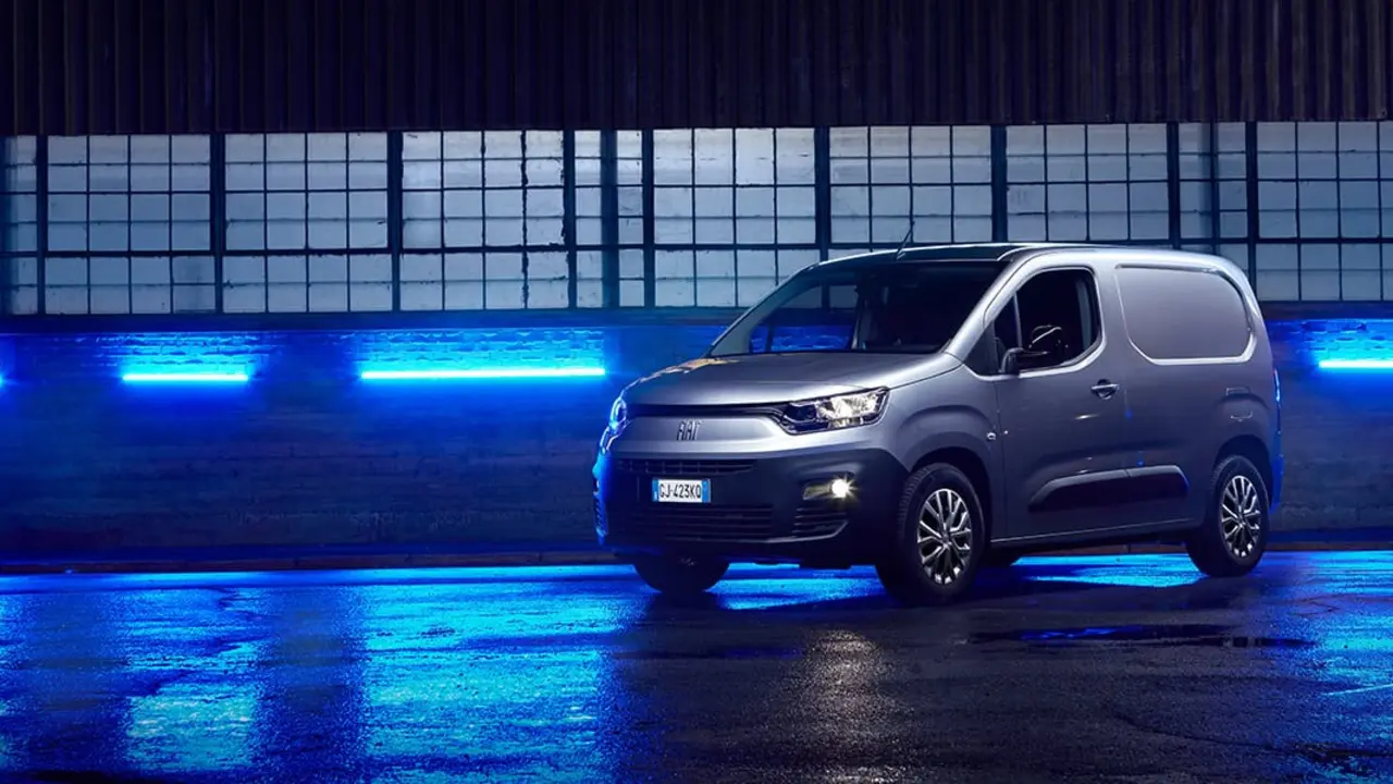 Nueva-furgoneta-electrica-Fiat-E-Doblo_puerto-carga-
