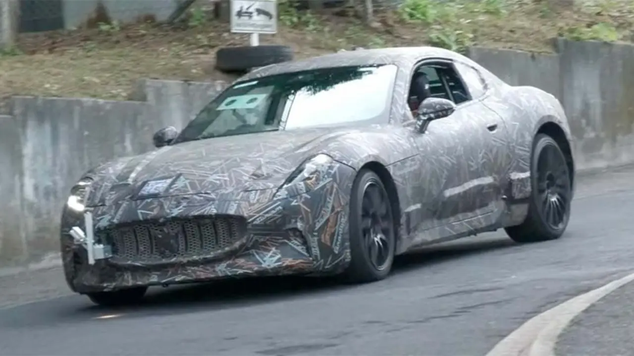 Foto del Maserati GranTurismo Folgore el&eacute;ctrico en el circuito de Nurburgring