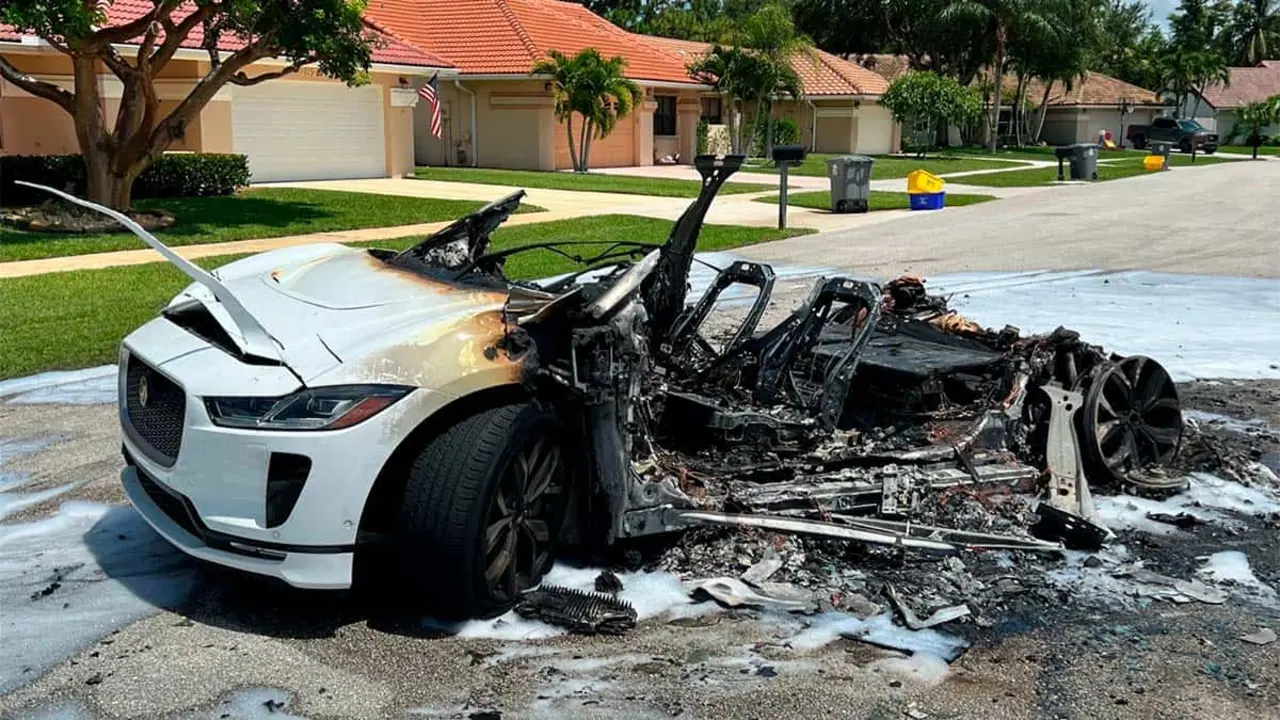 Foto de un Jaguar I-Pace incendiado