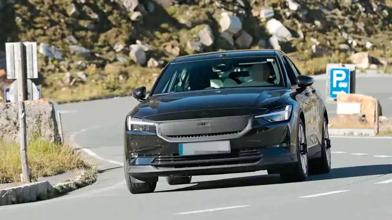 Foto del nuevo Polestar 2 2023 en Los Alpes