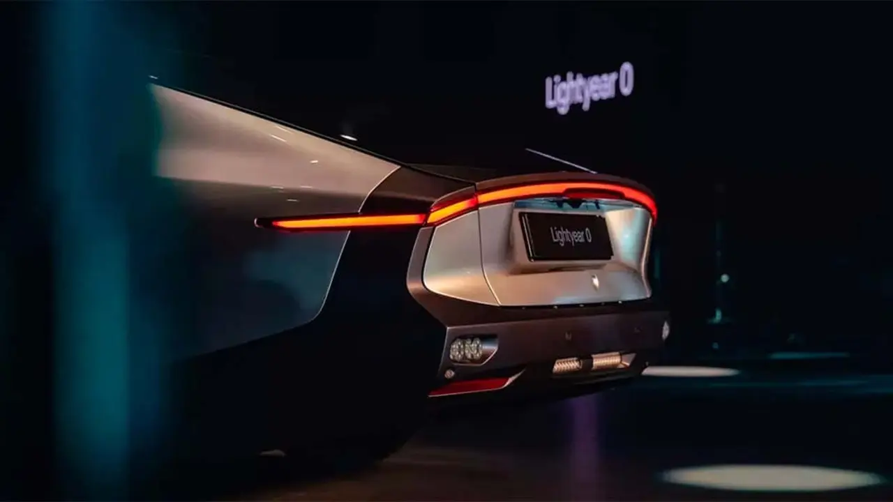 Foto del coche el&eacute;ctrico solar Lightyear 0, parte trasera