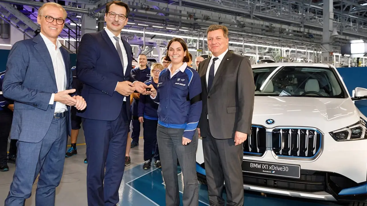 BMW-iX1_inicio.produccion-Ratisbona_acto