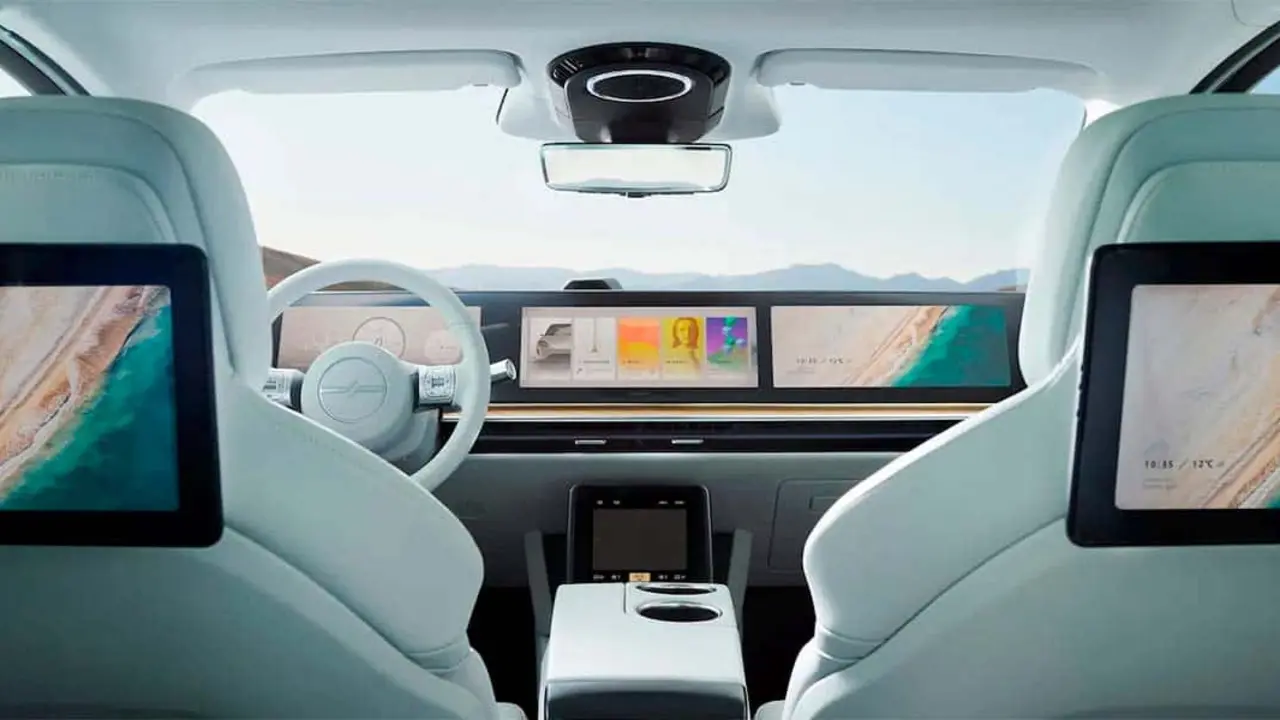 Foto del interior del primer coche el&eacute;ctrico de Sony y Honda