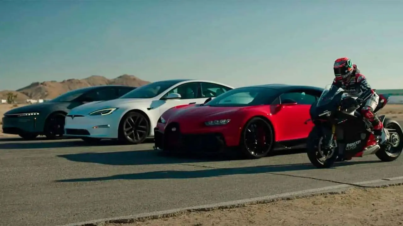 Lucid Air Sapphire - Carrera con otros coches y moto