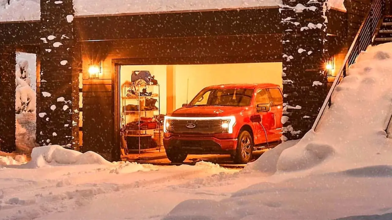 Foto de la Ford F-150 Lightning cargando en un garaje