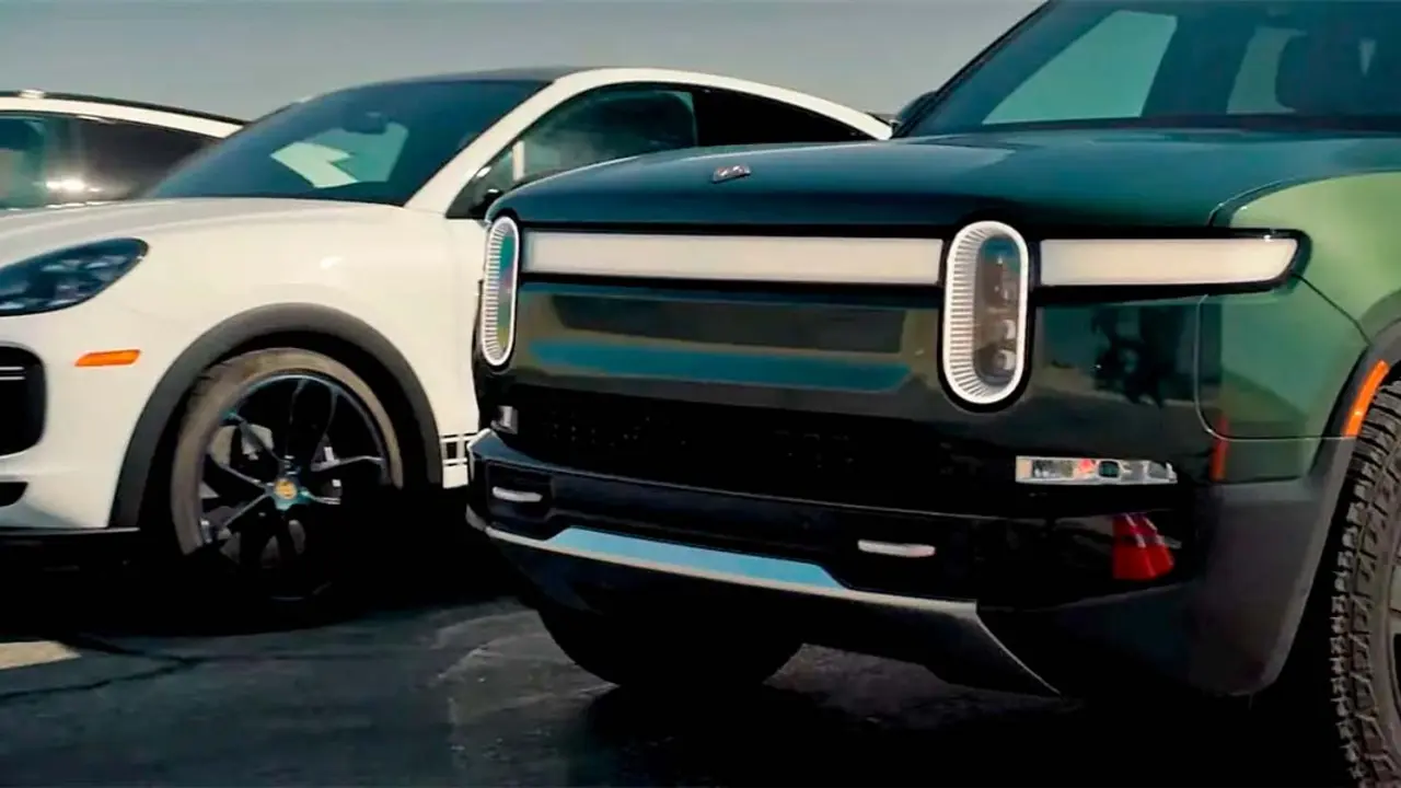 Carrera Rivian R1S frente al Porsche Cayenne Turbo GT