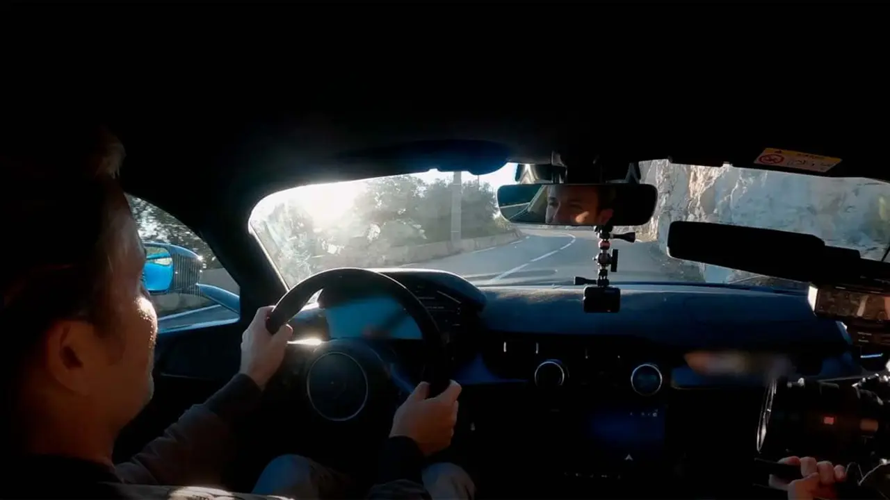 Nico Rosberg conduciendo por las monta&ntilde;as de M&oacute;naco en el Rimac Nevera