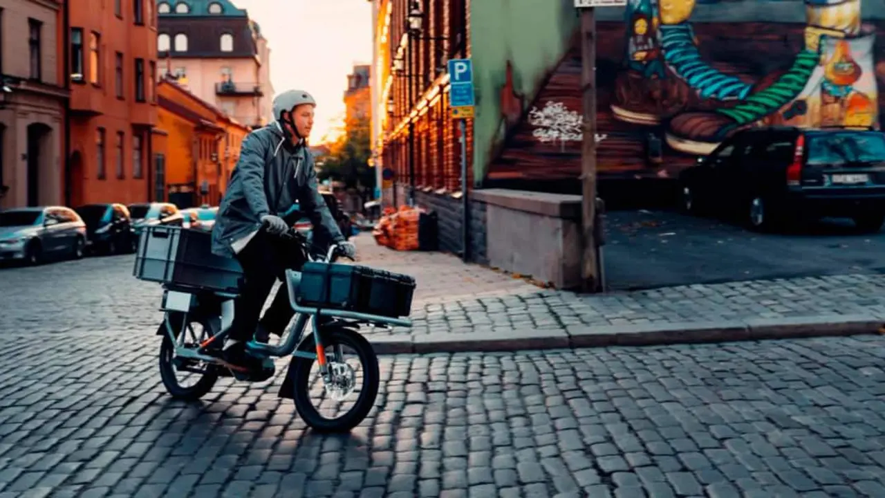 CAKE-Aik-nueva-bicicleta-electrica-uso-comercial_movimiento-carga